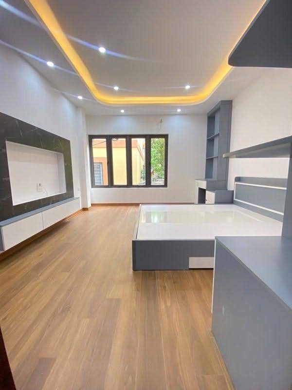 Bán gấp nhà phố Khương Đình, DT 32m2, xây 6 tầng, 50m ra đường lớn, giá 8,8 tỷ